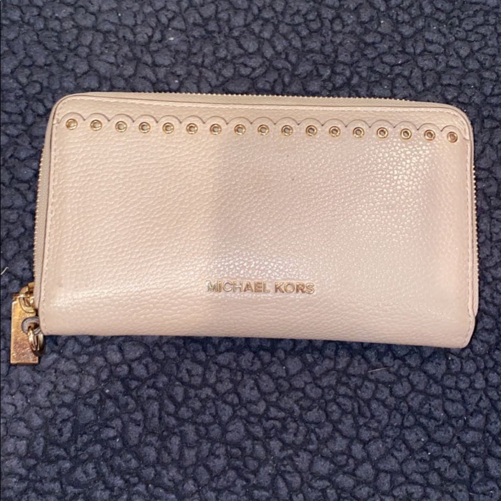 MICHAEL KORS SCALLOPED WALLET